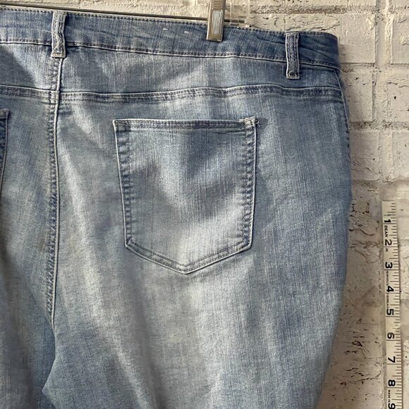 Westport Signature Fit Light Wash Capri Jeans – 24W - Picture 5 of 11